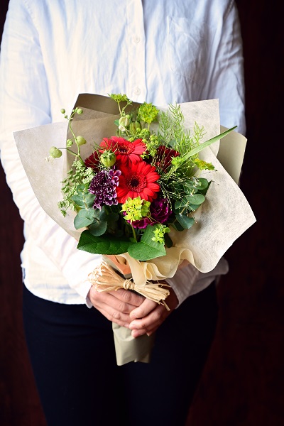 赤系のお花メインでシックな色合いの花束 スタンダードタイプ 3 000円 胡蝶蘭 高級スタンド花 プレミアガーデン