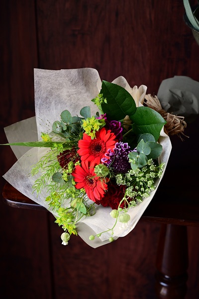 赤系のお花メインでシックな色合いの花束 スタンダードタイプ 3 000円 胡蝶蘭 高級スタンド花 プレミアガーデン