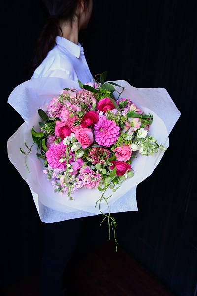 各種お祝いにオススメの ピンク系 花束 スタンダードタイプ 9 000円 胡蝶蘭 高級スタンド花 プレミアガーデン