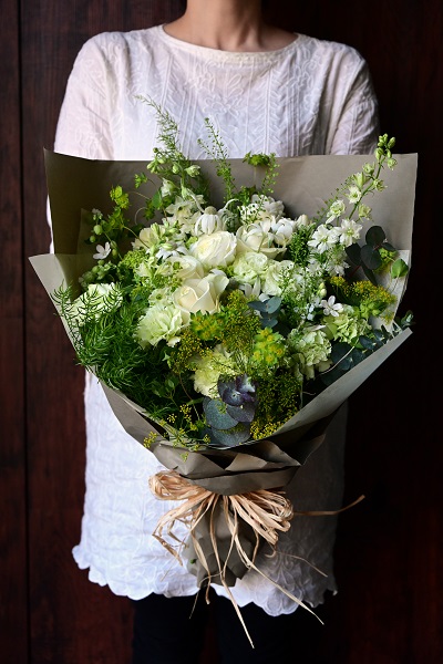 人気の白とグリーンで ナチュラルテイストな花束 スタンダードタイプ 7 500円 胡蝶蘭 高級スタンド花 プレミアガーデン