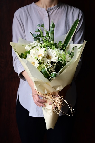 白のガーベラをメインにした可憐で優しい印象の花束 スタンダードタイプ 4 500円 胡蝶蘭 高級スタンド花 プレミアガーデン