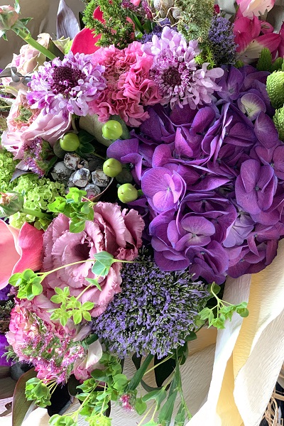 人気の紫色を取り入れた贅沢な花束 スタンダードタイプ 10 000円 胡蝶蘭 高級スタンド花 プレミアガーデン