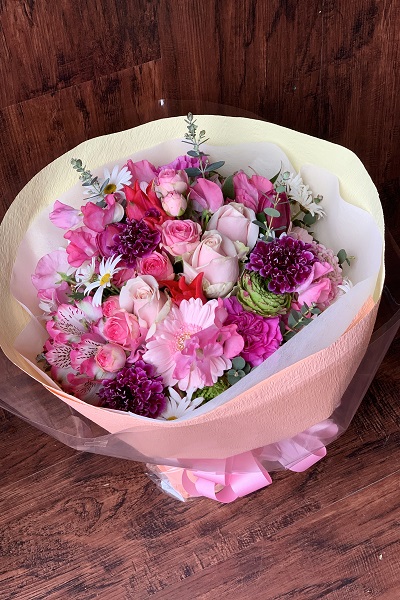 ピンクの花材メインの華やかな花束 ラウンドタイプ 6 500円 胡蝶蘭 高級スタンド花 プレミアガーデン