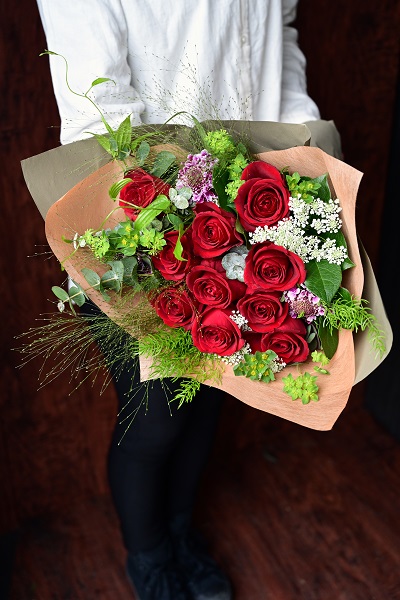 上品でお洒落な印象を与える赤いバラの花束 10本前後 8 800円 胡蝶蘭 高級スタンド花 プレミアガーデン