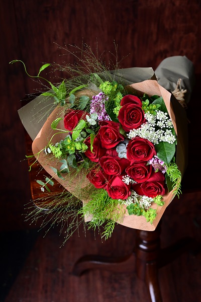 上品でお洒落な印象を与える赤いバラの花束 10本前後 7 800円 胡蝶蘭 高級スタンド花 プレミアガーデン