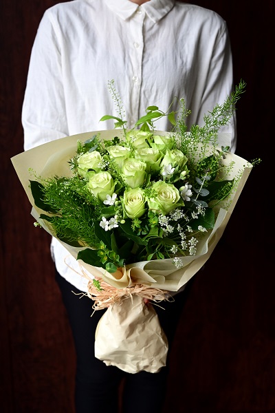 淡いグリーンのバラがメインの贅沢な花束 10本前後 7 800円 胡蝶蘭 高級スタンド花 プレミアガーデン