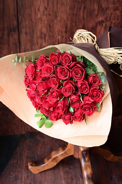 特別な日にふさわしい、赤いバラの花束, (30本前後)