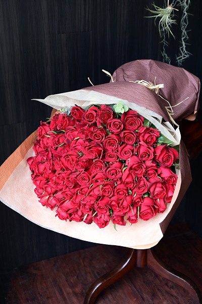 様々なお祝いに相応しい赤いバラのブーケ 75本前後 33 500円 胡蝶蘭 高級スタンド花 プレミアガーデン