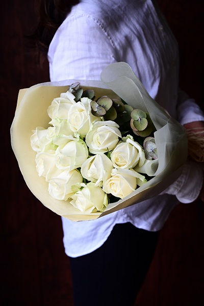 贈り物に人気の清楚な白バラの花束 12本前後 5 500円 胡蝶蘭 高級スタンド花 プレミアガーデン