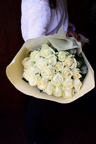 目を引くフラワーギフトをお探しの方にオススメ 白いバラの花束 本前後 10 000円 胡蝶蘭 高級スタンド花 プレミアガーデン