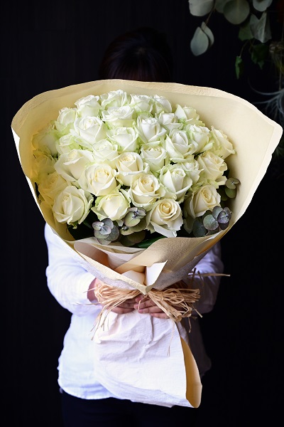 特別なギフトをお探しの方にオススメ 白いバラの花束 30本前後 13 500円 胡蝶蘭 高級スタンド花 プレミアガーデン