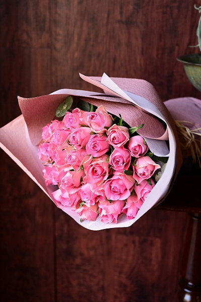 可愛さと上品さを兼ね備えたピンクのバラの花束 30本前後 13 500円 胡蝶蘭 高級スタンド花 プレミアガーデン
