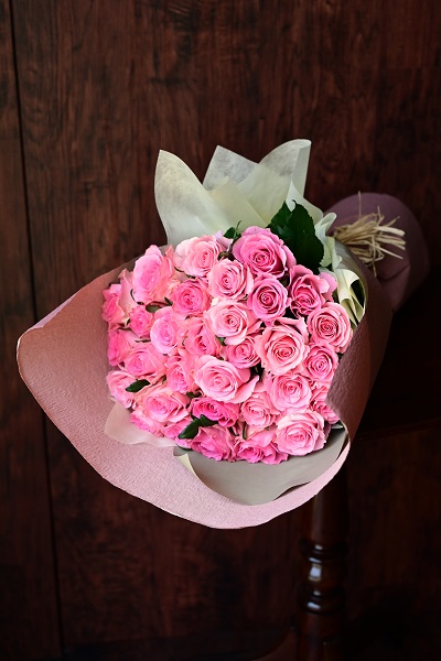 一輪一輪が美しく見える ピンクのバラの花束 40本前後 18 000円 胡蝶蘭 高級スタンド花 プレミアガーデン