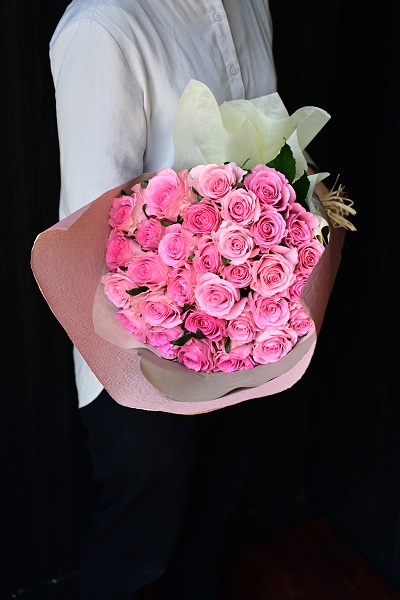 一輪一輪が美しく見える ピンクのバラの花束 40本前後 18 000円 胡蝶蘭 高級スタンド花 プレミアガーデン