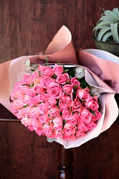 可愛く 贅沢なピンクのバラの花束 50本前後 22 500円 胡蝶蘭 高級スタンド花 プレミアガーデン