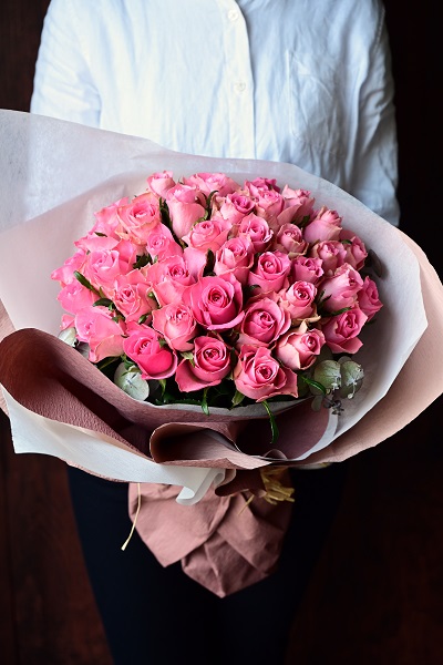 愛らしい色合いが可愛い ピンクのバラの花束 40本前後 18 000円 胡蝶蘭 高級スタンド花 プレミアガーデン