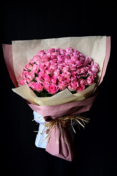 豪華で可愛い花束をお探しの方にオススメ ピンクのバラの花束 75本前後 33 500円 胡蝶蘭 高級スタンド花 プレミアガーデン