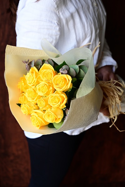 友情 を花言葉に持つ イエローのバラの花束 12本前後 5 500円 胡蝶蘭 高級スタンド花 プレミアガーデン