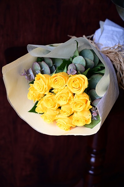 友情 を花言葉に持つ イエローのバラの花束 12本前後 5 500円 胡蝶蘭 高級スタンド花 プレミアガーデン