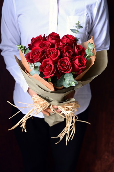 豪華さが印象な赤いバラの花束(12本前後) 5,500円 胡蝶蘭 高級スタンド花 プレミアガーデン