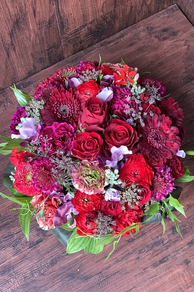 赤バラをメインに配置した情熱的な色合いのアレンジメントフラワー 10 000円 胡蝶蘭 高級スタンド花 プレミアガーデン