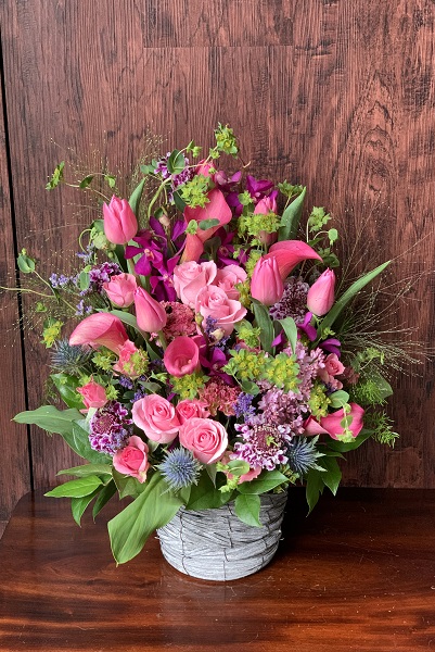 ピンクとグリーンでお花畑のようなフラワーアレンジメント 6 500円 胡蝶蘭 高級スタンド花 プレミアガーデン
