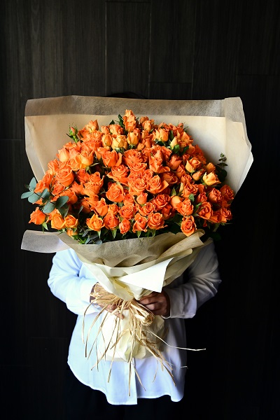 鮮やかなオレンジ スプレーバラの花束 30本前後 16 0円 胡蝶蘭 高級スタンド花 プレミアガーデン