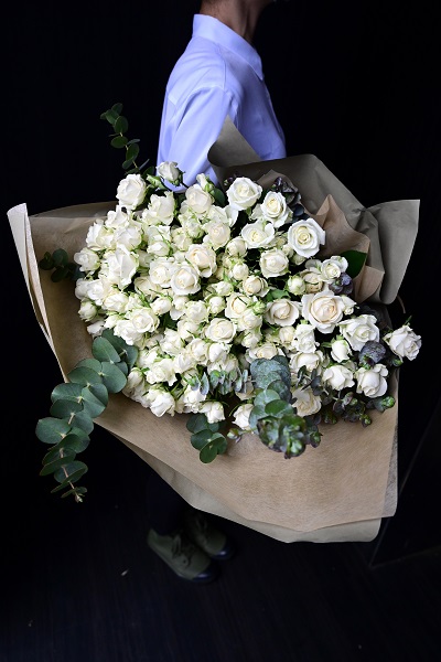 可憐で豪華な白いスプレーバラの花束 30本前後 15 000円 胡蝶蘭 高級スタンド花 プレミアガーデン