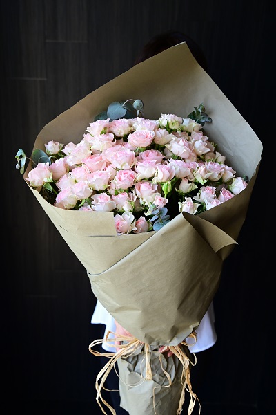 可憐な薄いピンクのスプレーバラの花束 本前後 10 800円 胡蝶蘭 高級スタンド花 プレミアガーデン