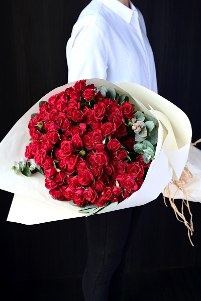 大輪とは一味違う 赤いスプレーバラの花束 本前後 10 800円 胡蝶蘭 高級スタンド花 プレミアガーデン