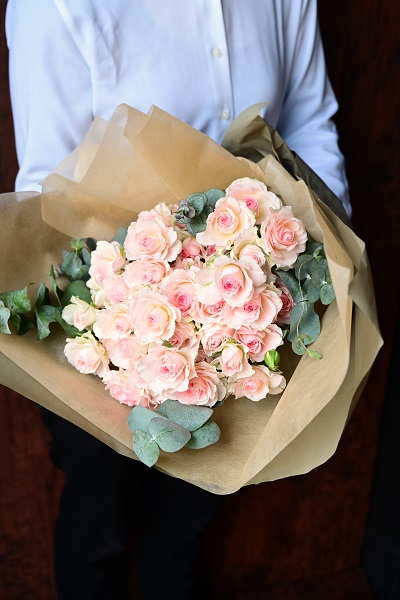 可憐な印象の薄いピンクのスプレーバラの花束 10本前後 6 0円 胡蝶蘭 高級スタンド花 プレミアガーデン