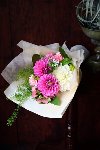 ボリューム感のあるダリアがメインの豪華花束 スタンダードタイプ 4 0円 胡蝶蘭 高級スタンド花 プレミアガーデン
