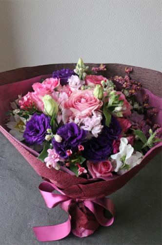 ピンク・パープル系でまとめ贅沢な花束　スタンダードタイプ