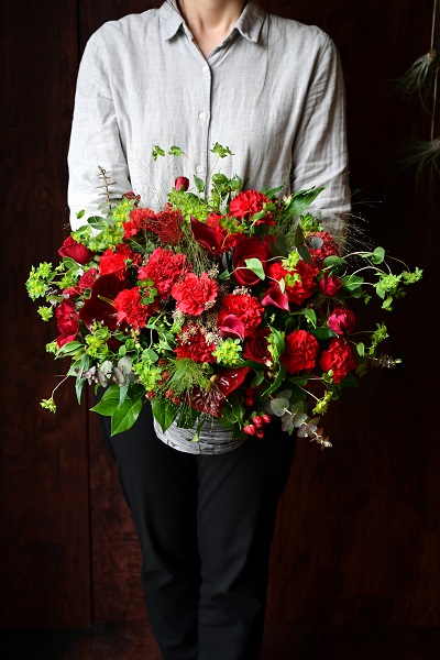 赤と緑のコントラストを楽しめるアレンジメントフラワー 8 500円 胡蝶蘭 高級スタンド花 プレミアガーデン