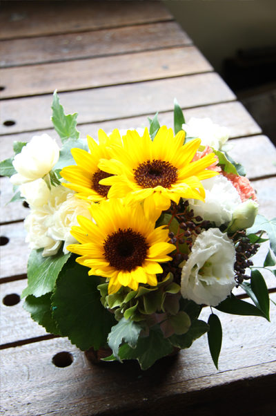 黄色のお花をメインに使用した元気の出る色合いの豪華アレンジメント花 3 500円 胡蝶蘭 高級スタンド花 プレミアガーデン