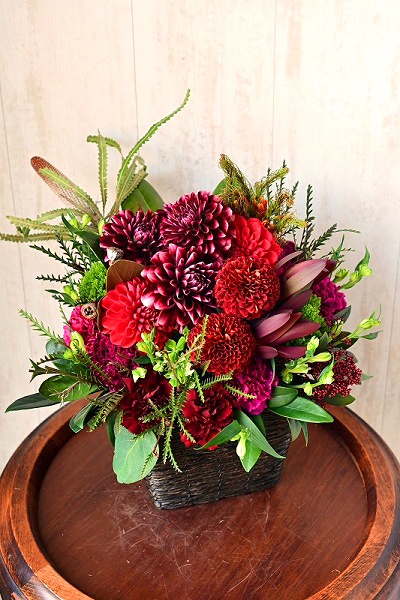 赤系のお花でまとめたシックで大人な雰囲気のフラワーアレンジメント 8 500円 胡蝶蘭 高級スタンド花 プレミアガーデン