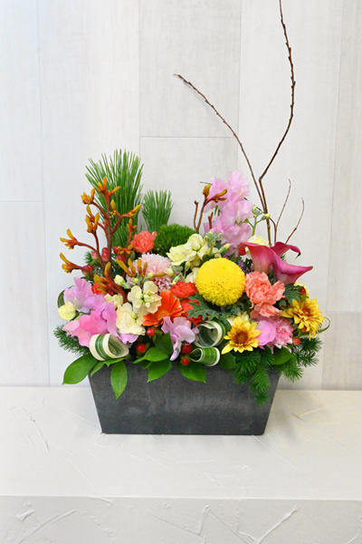 和の趣の中に現代的な華やかさを感じるアレンジメント