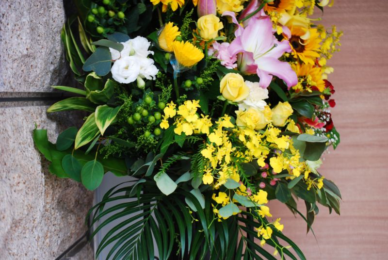 東京でスタンド花を贈るには 会場別でポイントを徹底解説 胡蝶蘭 スタンド花のプレミアガーデン