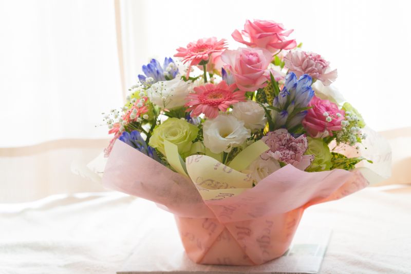 贈り物の定番 フラワーアレンジメントを通販サイトで選ぶポイント 胡蝶蘭 スタンド花のプレミアガーデン