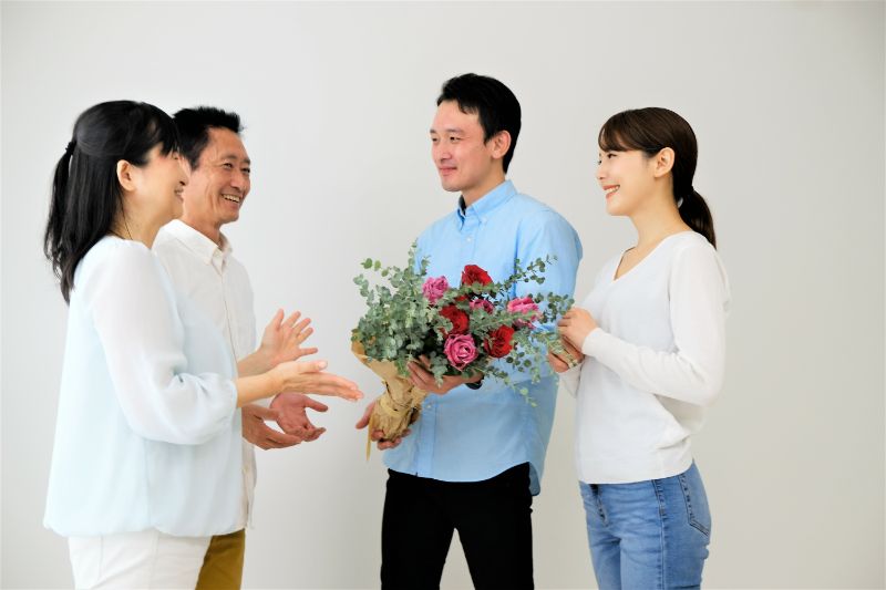 還暦祝いにお花のプレゼントを贈ろう Ngマナーや予算相場をご紹介 胡蝶蘭 スタンド花のプレミアガーデン