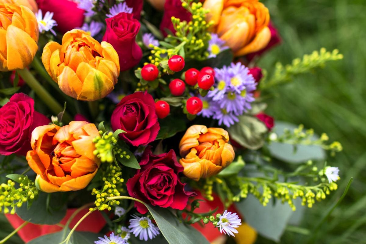 人気の花束売れ筋ランキング12選 フラワーギフトの選び方やおすすめの贈り方を紹介 胡蝶蘭 スタンド花のプレミアガーデン