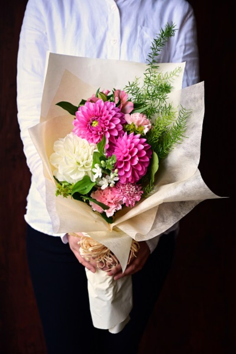 9月の誕生花一覧 誕生日にちなんだ花を贈ろう 胡蝶蘭 スタンド花のプレミアガーデン