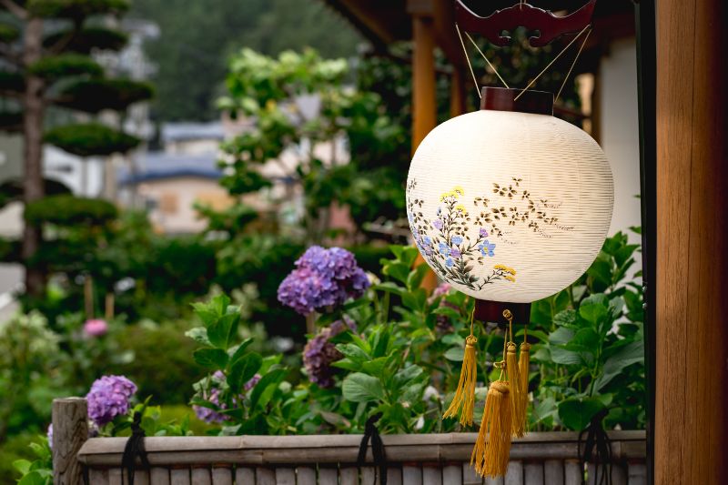 お盆に飾るお花とは 使われる花の種類と注意点もご紹介 胡蝶蘭 スタンド花のプレミアガーデン