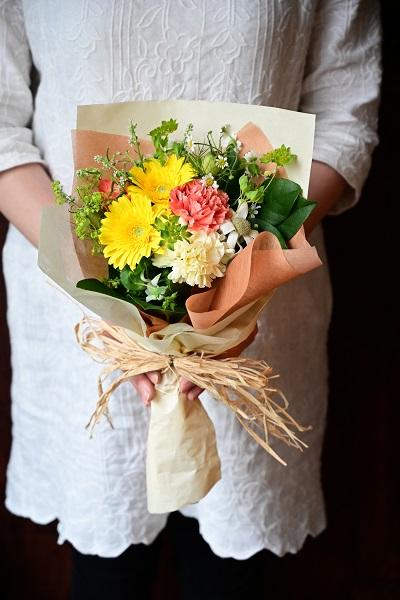 黄色のガーベラにグリーンを添えた花束