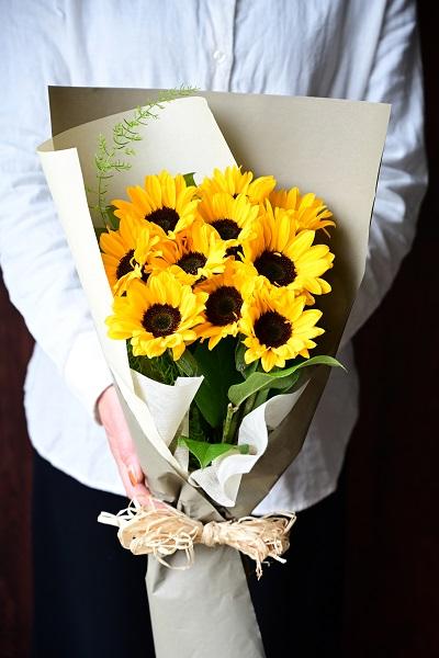 明るく元気なイメージとして人気のひまわりの花束