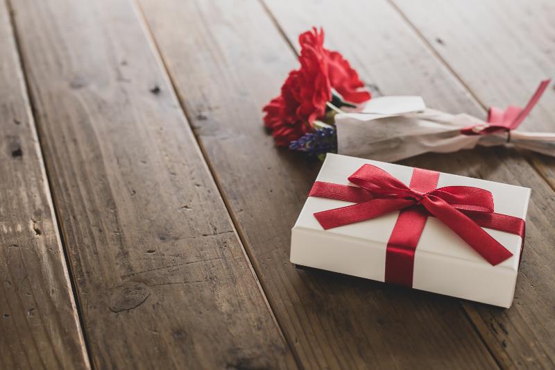 通販を通じてカーネーションが選ばれるシーン