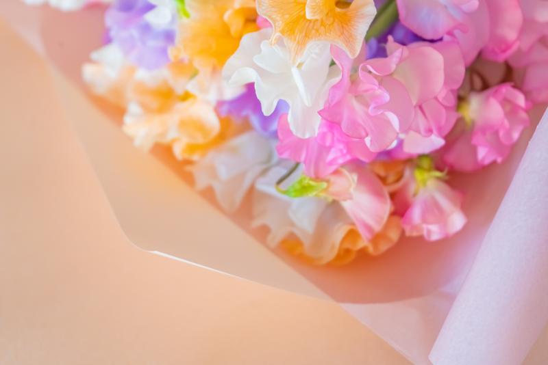 スイートピーの花束が向いているシーン