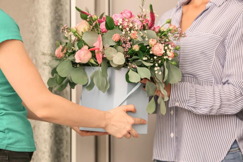 バレンタインデーにフラワーアレンジメントを贈るタイミング