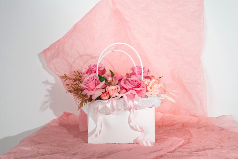 ピンクのバラを活用したフラワーギフト