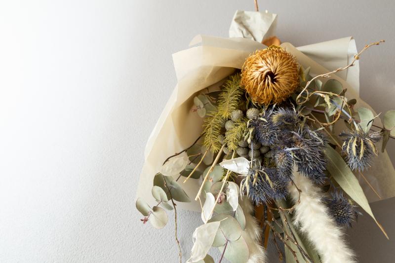 ドライフラワーのスワッグをおしゃれに飾るアイデア